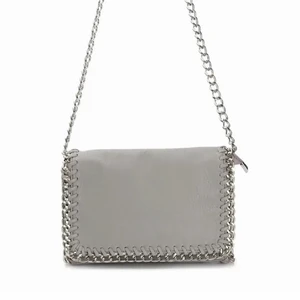 Grå tiamo väska - Säljer min gråa tiamo väska som jag inte får någon användning av längre, ser ut som nu och inga täcken på användning. Finns inte o köpa längre 💗