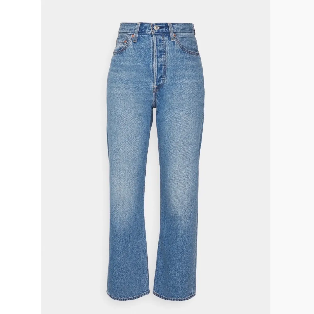 Oanvända jeans från Levi’s i modellen Ribcage Straight. Storlek 25/29. . Jeans & Byxor.