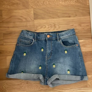 Jeans shorts  - Jeans shorts med ananaser på. Storleken är 164 