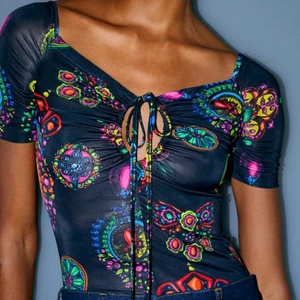 Versace jeans couture 2000s stil 💞 - Köpt för 2299kr och använde den några gånger. Säljer nu för 1000kr. Detaljerna på den är jätte fina och påminner om 2000s stil. Dessutom är materialet sjukt bra💕