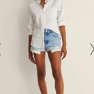 Jeans shorts - Säljer nu dessa snygga jeans shorts då de inte kommer till användning. Mer ljusa i verkligheten. Kontakt mig vid frågor. 