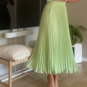 Plisserad ljusgrön maxikjol  - Fantastisk plisserad maxikjol, aldrig använd! Nypris 399kr  Storlek small (s)  Köparen betalar frakt :) 