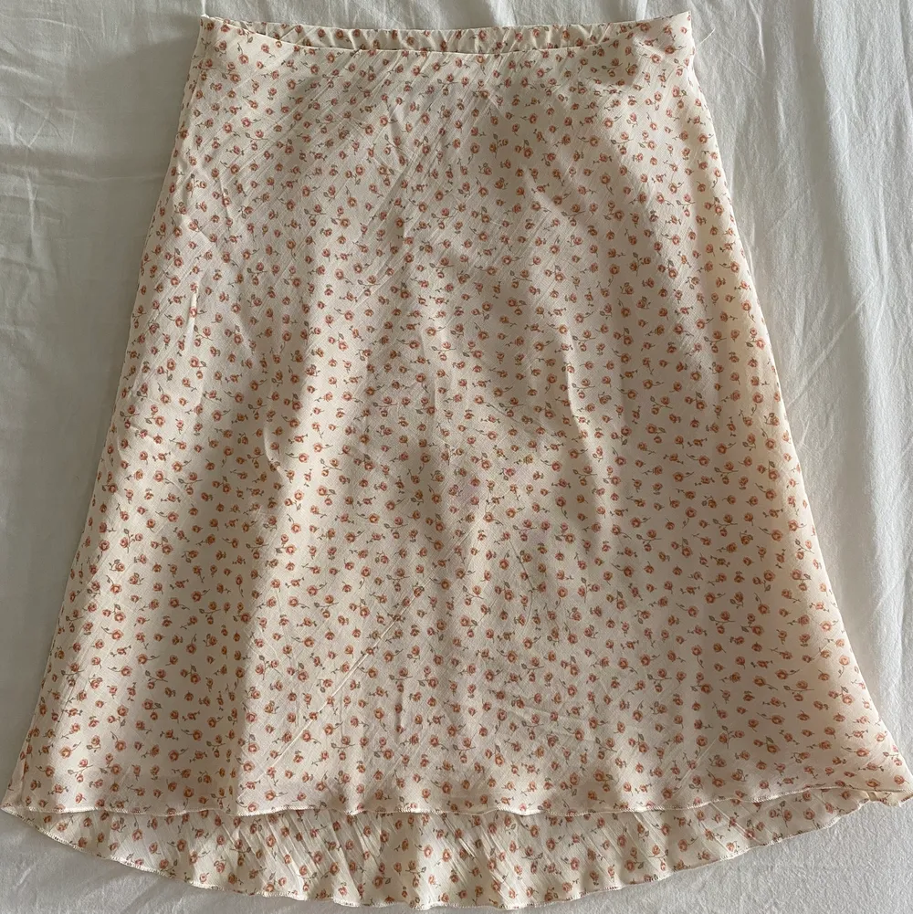En Y2K-inspirerad kjol med blommigt mönster. Kjolen har ingen storlek men ett strectigt resårband som gör att den kan användas både som högmidjad och lågmidjad beroende på storlek och smak. Köpt på Humana Second Hand. 🦋🦋. Kjolar.