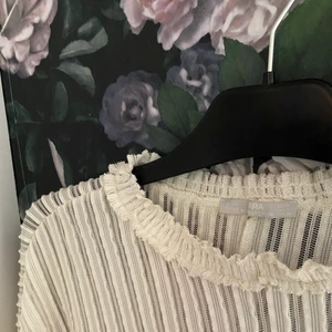 Topp från Zara - En jättefin vit topp från zara. Oklart vilken storlek det är men skriv privat för mer information. Passar mig som har storlek S-M. 50 kr + frakt💕