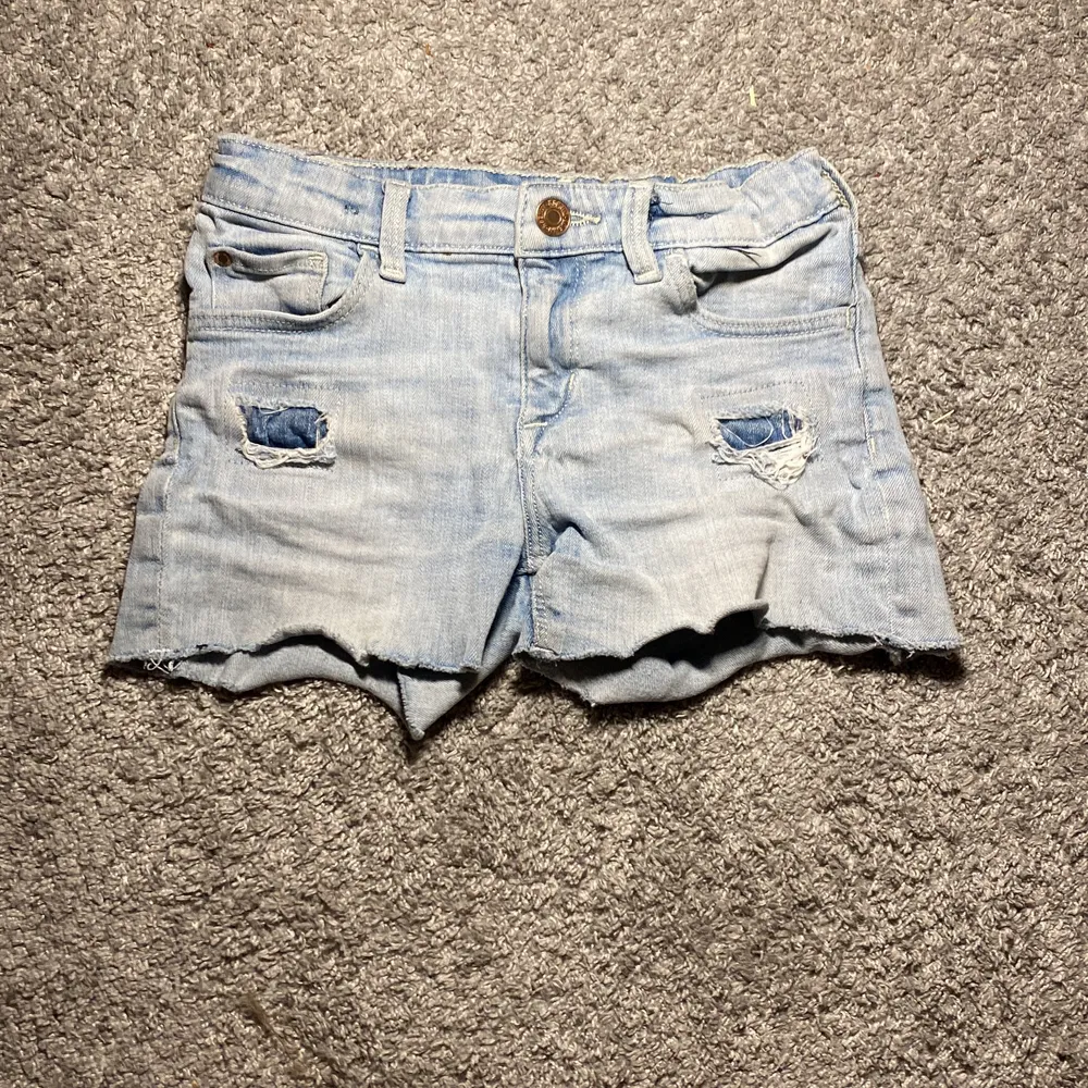 Säljer dessa jätte fina ljusblåa jeans shorts från H&M 💙. Säljer av skäl att den har blivit för små/för tajta 💗. Storleken är 122. . Shorts.