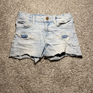 Ljusblåa jeans shorts 💙🩳 - Säljer dessa jätte fina ljusblåa jeans shorts från H&M 💙. Säljer av skäl att den har blivit för små/för tajta 💗. Storleken är 122. 