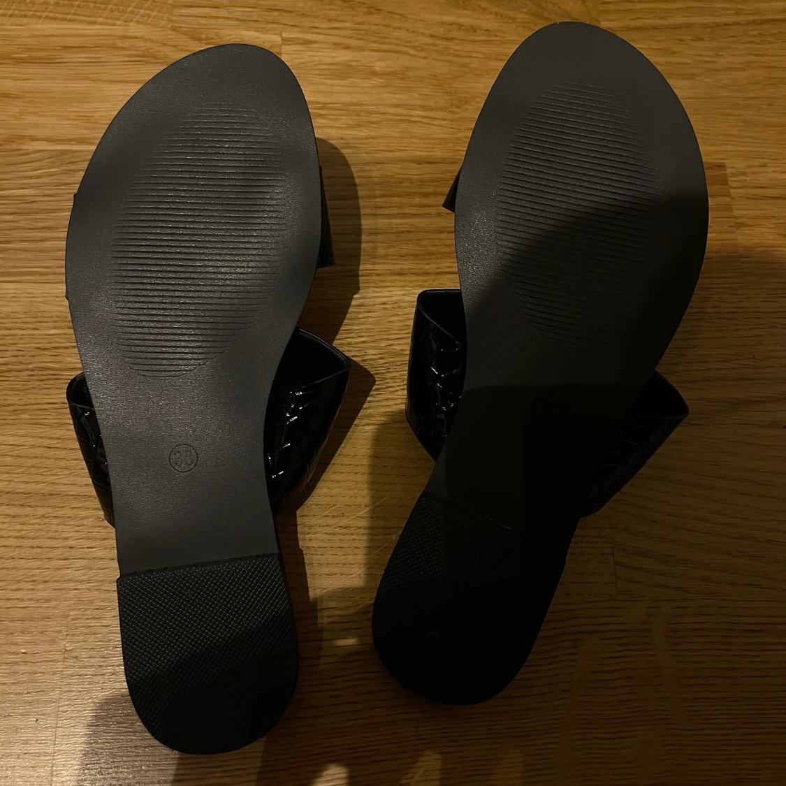 Svarta sandaler  - 90