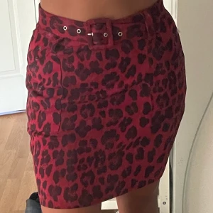 Kjol  - Endast använd en gång därmed nyskick. Storlek S 🥰