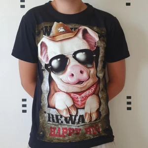 Rolig tröja - Säljer en svart t shirt med ett roligt motiv av en gris med texten "Happy hug", köpt för ca 300kr på en marknad.