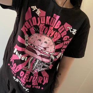 Graphic T-shirt  - T-shirt med japanskt tryck! Endast använd 1 gång 💖 storlek M unisex ! Frakt tillkommer, frakten nedanför stämmer inte alltid! Köp inte med knappen köp nu ❌