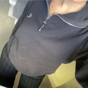 Zip up tröja - En svart vintage tröja från Champion 💓 jättefin men den har tyvärr blivit för liten för mig så därför säljer jag den Den svarta färgen är lite urtvättad Bra skick!