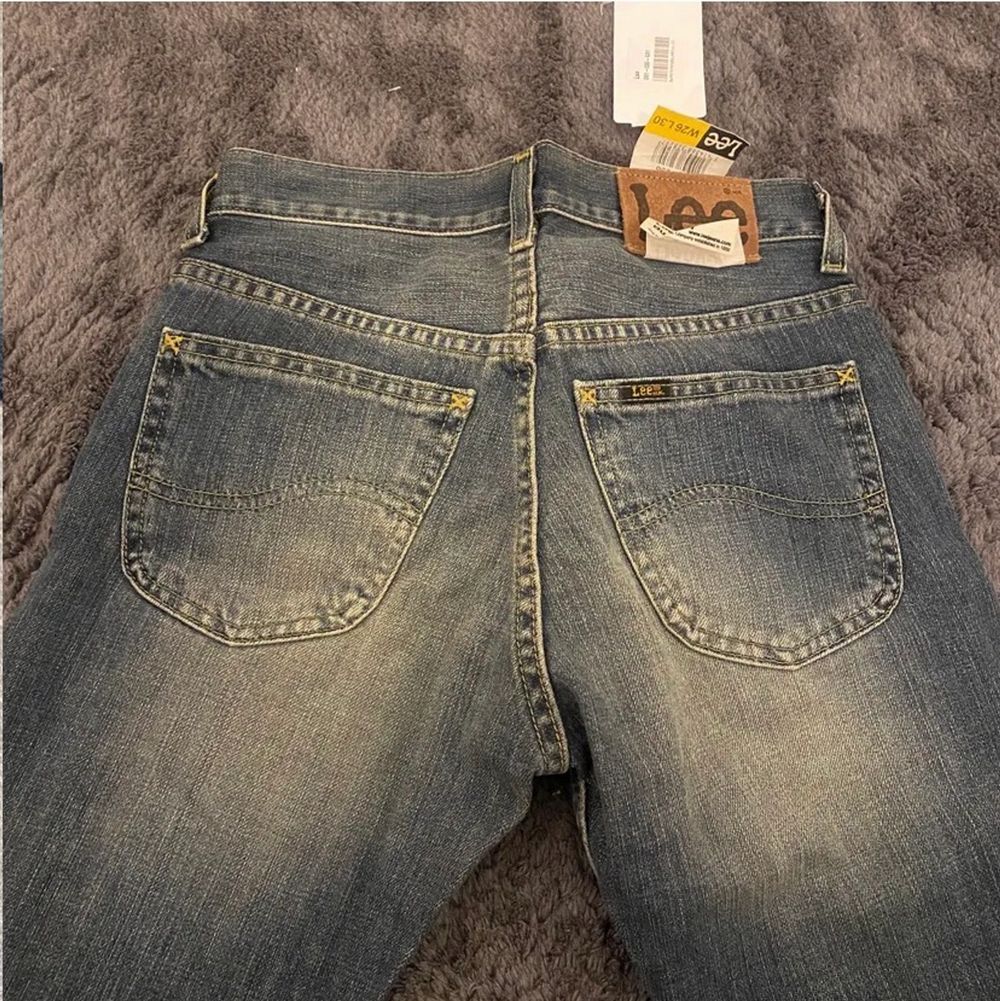 Säljer super snygga helt nya lågmidjade bootcut Lee jeans då dom tyvärr är för små för mig. Aldrig använda med prislapp kvar, säljer för 400kr + frakt!😊. Jeans og bukser.