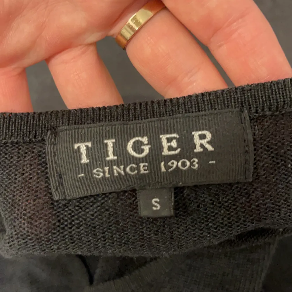 Säljer denna enkla snygga tröjan från Tiger Of Sweden!🖤🖤 Högst bud vinner, bud är binande!Direktpris 450kr✨✨. Tröjor & Koftor.