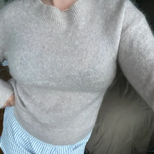 Stickad tröja  - Stickad tröja av mohair blend! Ljuslila i stl S från hm, sparsamt använd så mycket fint skick 