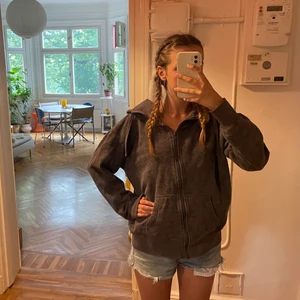 Mönstrad Zip up hoodie  - Säljer denna skitcoola zip up hoodien med ett väldigt unikt fint mönster (bild 3). Färgen är mörkgrå. Skriv för fler bilder eller frågor❣️