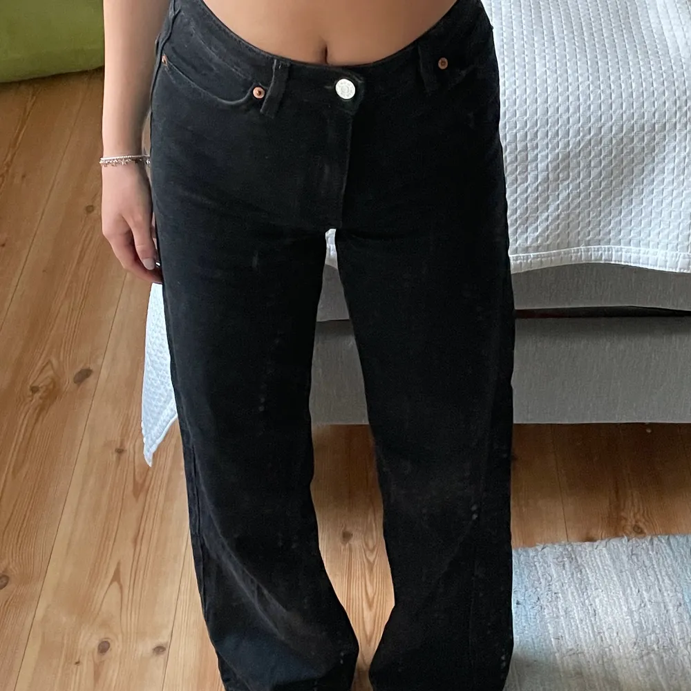 Fina jeans som bara ligger i garderoben. Highwaist jeans från monki. I fint skick och inga defekter💕. Jeans & Byxor.