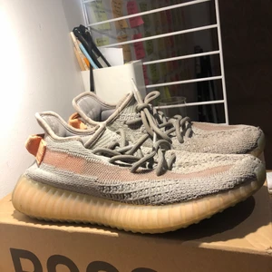 Yeezy 350 v2 ”true form”  - Yeezy boost 350 v2 i st 38 europé size. Bra skick men lite sliten undersula. Skorna har fin kvalite och passar för träning som vardag, Boxen medföljer och för fler bilder är det bara att skriva i dm💕