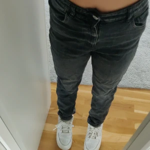 Svarta high waist Jeans - Svarta high waist jeans denim. storlek - 152/XS - använt fåtal gånger <3