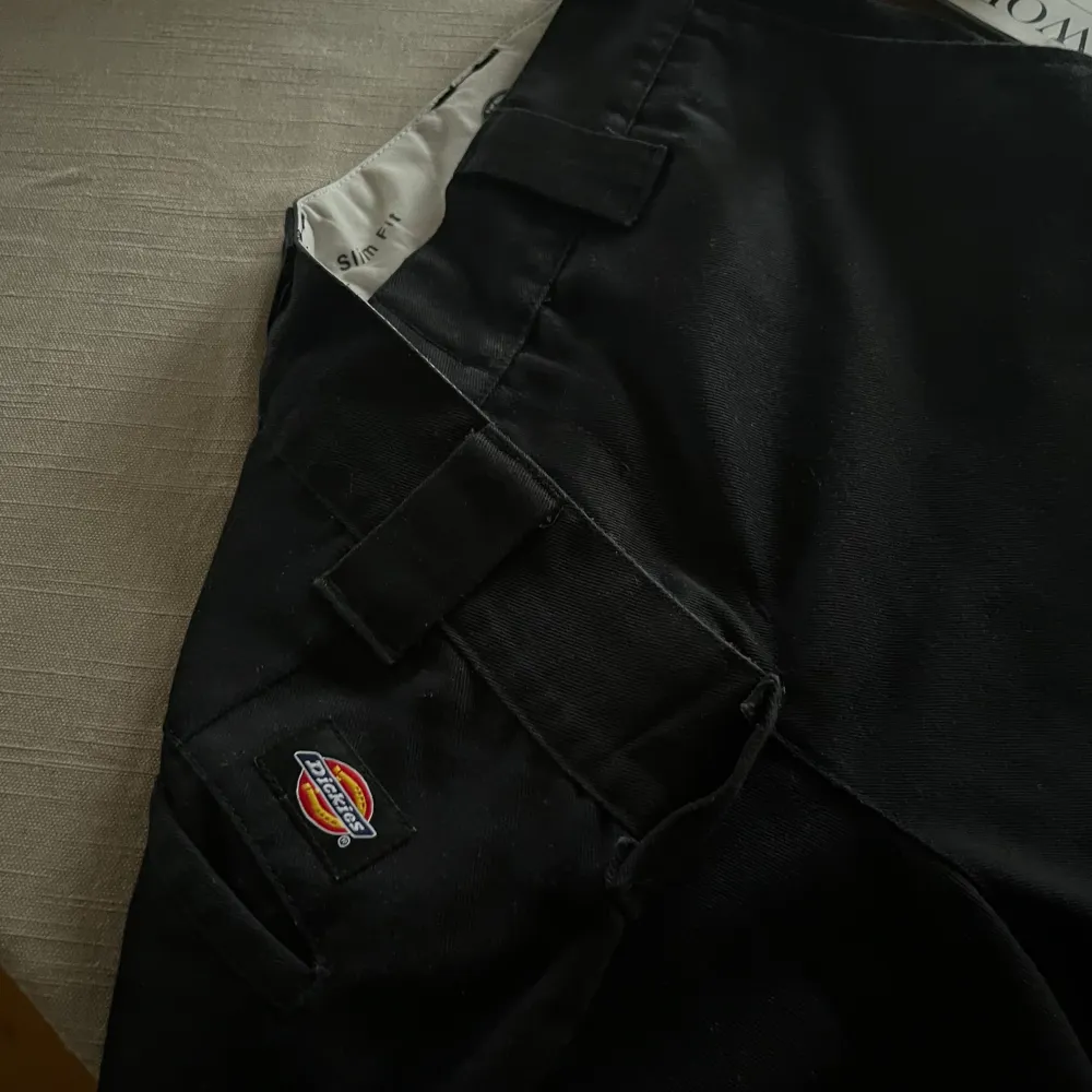 Dickies byxor i slim fit, låg midja. Frakt tillkommer . Jeans & Byxor.