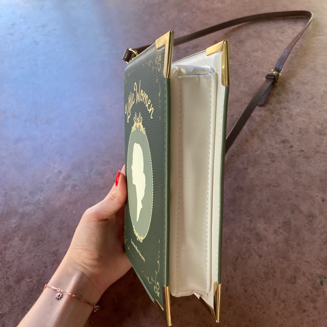 Charmig ”bok” axelväska - 90