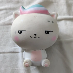 Gullig katt squishy - Säljer denna katt squishy från cutie creative, jättekul! kontakta för fler bilder av defekter💝
