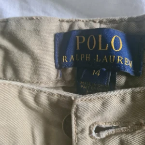Ralph Lauren Polo Jeans - Låg midjade jeans från Ralph Lauren. Sälkes pga. För små för mig stl 14 vilket jag skulle säga är som en stl  34/36 eller xs