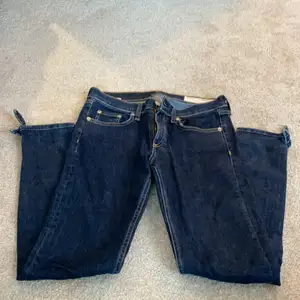 Ett par mörk blå lågmidjade jeans. Rag & bone/JEAN. Inga skador osv❤️