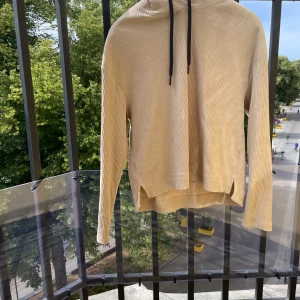 Träningströja  - Beige träningströja som jag aldrig använder och vill bara få bort den, så därav priset.  Tryck inte på köp nu!