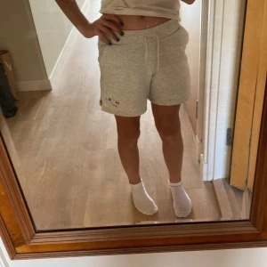 Söta Nike shorts! - Detta plagg köpte jag för två år sedan, dem är knappt andvända. Kanske ungefär Max 5 gånger, dem är i barn storlek men passar perfekt som storlek 32/34 i byxor. Dem är i bra skick. Köpta på zalando runt 150kr.💓