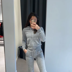 Juicy couture kofta xs och s - Säljer en helt ny juicy couture kofta i storlek xs. Prislappen sitter på. Köparen står för frakten. Buda om ni vill köpa koftan. Jag säljer även samma tröja i storlek S💖