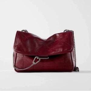 Vinröd axelremsväska  - Väska från Zara med både en lång och en kort kedja. Knappt använd.