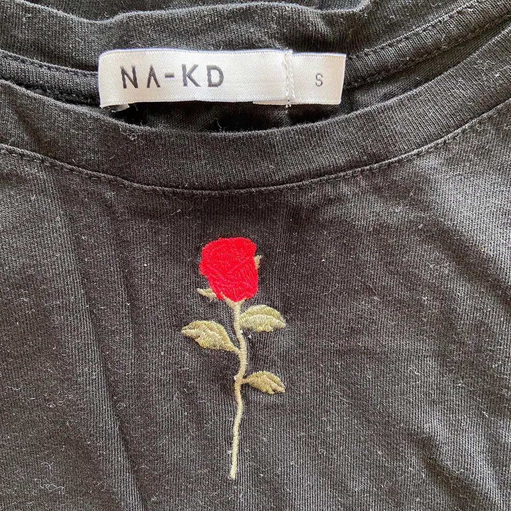 Från NAKD, skön svart t-short med broderad ros. T-shirts.