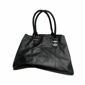 Svart väska - Fin lite större svart handväska. Lite tecken på användning, men inga större skador 