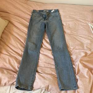 Väldigt snygga Levis jeans i modellen 712 slim. Storlek 25/32. Passar mig i längden som är 175 cm. Perfekta blåa färgen. Säljer på grund av att dem är för små i midjan för mig. 