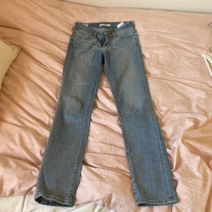 Levis Jeans - Väldigt snygga Levis jeans i modellen 712 slim. Storlek 25/32. Passar mig i längden som är 175 cm. Perfekta blåa färgen. Säljer på grund av att dem är för små i midjan för mig. 