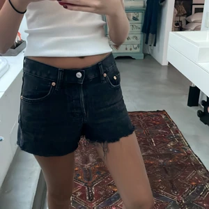 Shorts  - Helsvarta shorts från mango! Dessa har används i under en halv sommar och har inget tecken på användning. Knäppning med flera knappar. Buda privat!💕