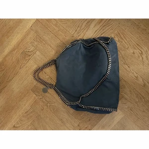 Stella McCartney  - Ljusblå Stella McCartney falabella väska, färgen syns bäst på sista bilden och man ser de små slitningarna på kedjan (syns inte när man använder den)  köp direkt för 3000 eller buda privat! 💓