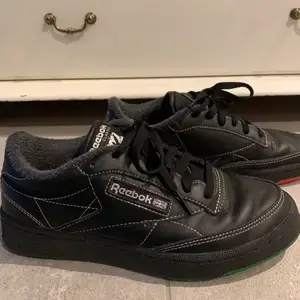 Väldigt snygga och bekväma reebok skor, tyvärr var dem för stora för mig. Endast använt dom 1 gång så dessa är så gott som nya. Ett riktigt fynd då jag säljer dom för 300 kr.