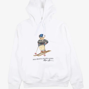 polo ralph lauren hoodie  - snygg hoodie köpt från ralph lauren på biblioteksgatan, säljs då den inte kommer till användning. Köpt för 2000 kronor. Skriv privat för egna bilder då denna är lånad 