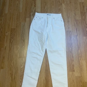 Vita jeans - Vita Jeans från Ginatricot. Har tyvärr vuxit ur dessa supersnygga jeans och därav säljer jag dem. Byxorna är i strl 34. Köpare står för frakt. Pris går att diskutera 