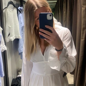 Vit zara klänning - Säljer nu min vita volangklänning från zara eftersom den inte kommer till användning. Har endast användas en gång och är Därför som i nyskick. Köpt för 500kr💗