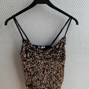 Glittrig topp - Glittrig topp från Size & needle storlek XS