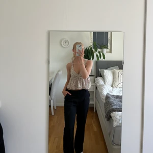 Blommig topp - Säljer denna blommiga topp från shein. Har bara använt den en gång så den är i väldigt bra skick. Skriv gärna vid frågor eller för fler bilder🌟