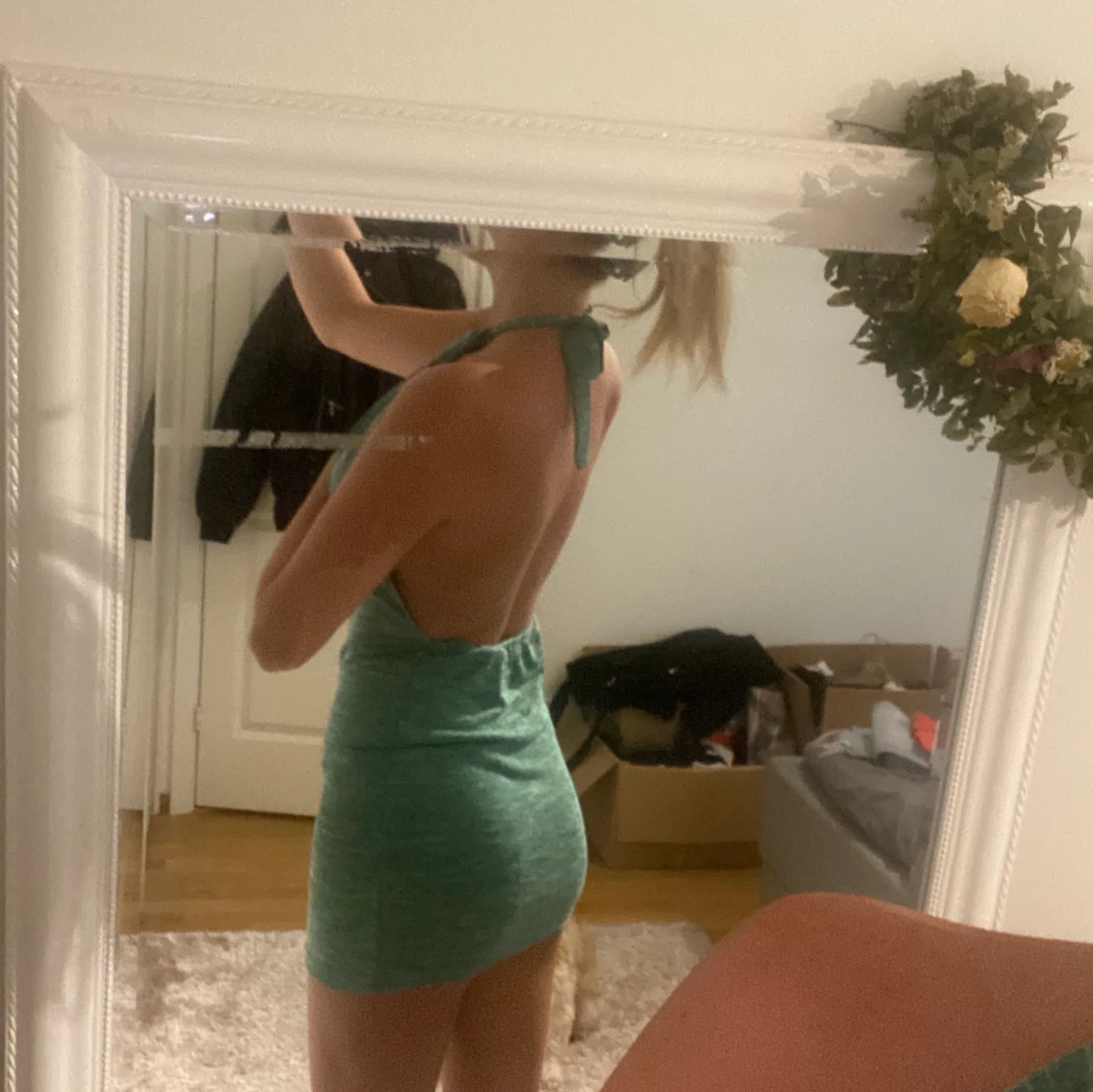 Grön klänning med öppenrygg - 90