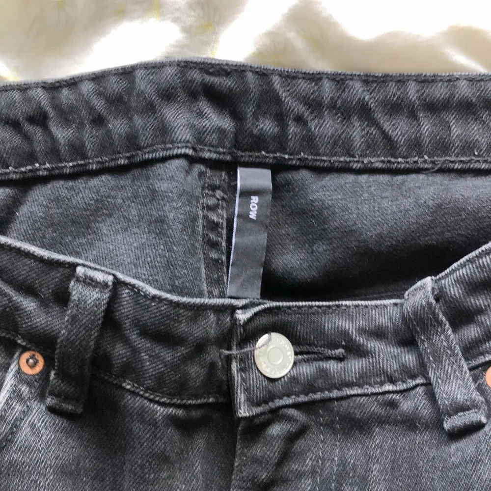 Svarta jeans från Weekday. Köpta second hand men inga tydliga defekter. Jeansmodellen heter ”Row”. Kan mötas upp på Södermalm, annars betalar köparen för frakten.. Jeans & Byxor.
