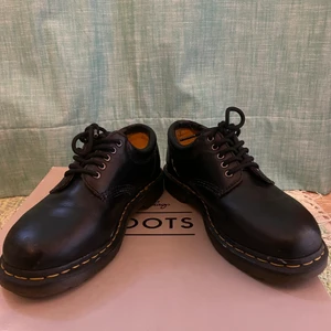 Dr. Martens 8053 stl 40 - Sparsamt använda (jag köpte för liten storlek…)  dr. Martens med en mjuk ”padded ankle stöd”  Stl 40, 8053 Nappa Padded collar  Slutsåld i många storlekar, nypris 1,8K 