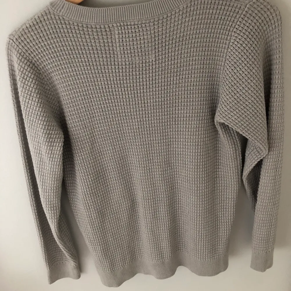 Säljer denna fina gråa tröjan från Lager157. Den är i nyskick utan några fläckar. Använd max 3 gånger. Säljer då den ej kommer till användning längre. Den är i storlek 150 men passar mig som vanligen har storlek Xs. Skriv privat vid intresse 💕.. Tröjor & Koftor.