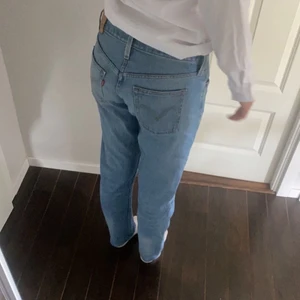 low waisted levi’s jeans - Superfina blå lågmidjade jeans från Levi’s.  Står ingen storlek men skulle säga att det passar en s/m, jag är ca 172. Modellen är 501💗 Skickar spårbar frakt. 