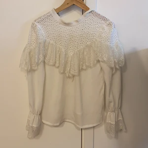 Vit blus från Baum - Supersöt blus från Baum und Pferdgarten som tyvärr inte kommer till användning längre.  Fint skick, ser ut som ny! Nypris för denna var 1995:-