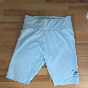 Ljusblå cykelbyxor - Ljusblåa cykelbyxor från New Balance.  Väldigt sparsamt använda, endast nån enstaka gång. Köpare står för frakt. Hör av dig vid intresse.